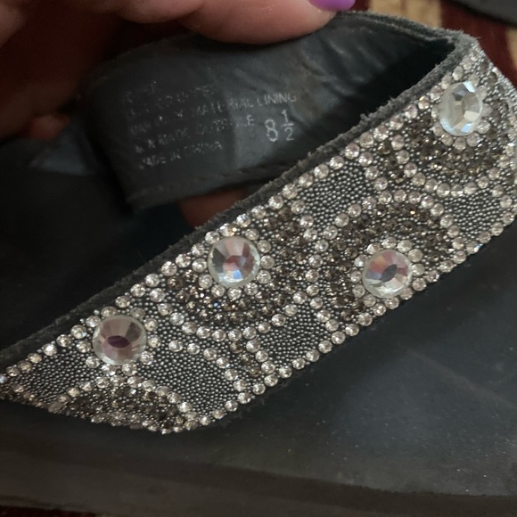 Yellow Box grey flip flops with rhinestone straps. Size 8.5 leather upper - Picture 4 of 7